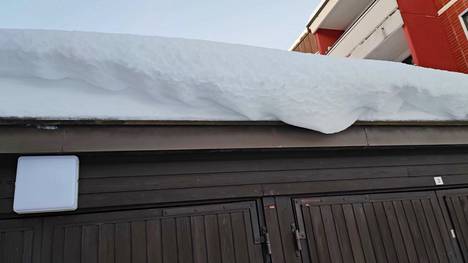 Tänä vuonna helmikuun sateet kerryttivät lunta katoille paksuiksi kinoksiksi.