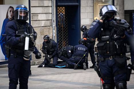 Poliisit pidättivät mielenosoituksen aikana mielenosoittajia Nantesissa.