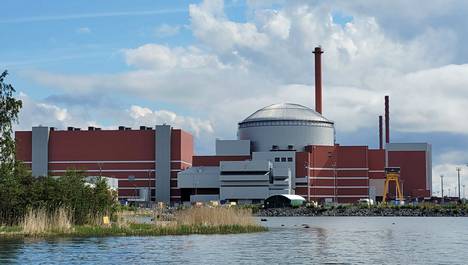 Olkiluoto 3 -ydinvoimala (kuvassa etualalla) palautetaan tuotantoennusteen mukaan sähköntuotantoon kesäkuun puolivälissä. Taustalla Olkiluoto 1- ja 2 -voimalat.