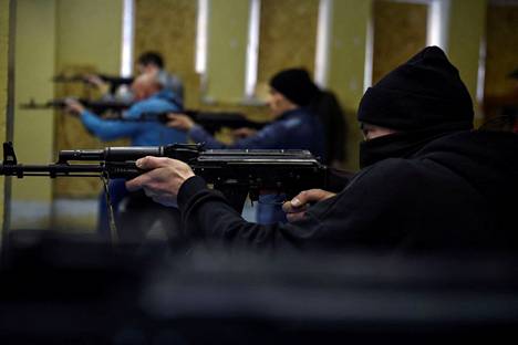Vapaaehtoiset siviilit harjoittelevat aseiden käyttöä Ukrainaan Odessassa, Ukrainassa, 7. maaliskuuta.