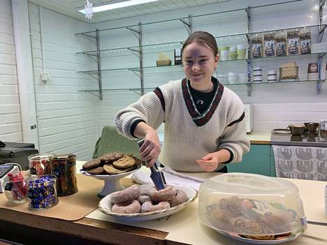 20-vuotias Essi Makkonen toimii latukahvila Pumpulin yrittäjänä. Makkonen sanoo, että kahvilan ovet ovat avoinna ainakin maaliskuun loppuun saakka. Mikäli hiihtokeli riittää, kahvilatoiminta voi jatkua myös pidempään. 