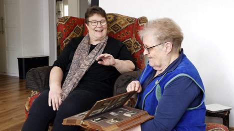 Teija Lindgren (vas.) ja Ulla Antola tunnistavat uskomattoman määrän ihmisiä vanhoista valokuvista. Siitä on ollut iso apu muun muassa erilaisia matrikkeleja koottaessa.
