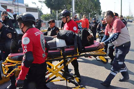 Loukkaantuneita kuljetettiin hoitoon kahden metrojunan törmäyksestä Meksikon pääkaupungissa Mexicossa.