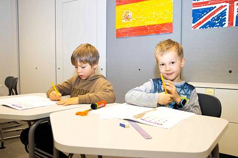 Vuoreksen koulun ekaluokkalaiset Alvar Kristo (vas.) ja Kaarlo Viita-aho opettelivat tiistain 8. marraskuuta tunnilla esimerkiksi koulutarvikkeiden nimiä espanjaksi.