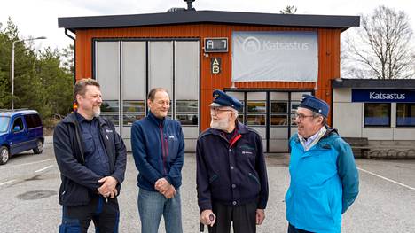 Rauman A-katsastuksen asema otettiin käyttöön 2. toukokuuta 1974. Se oli ensimmäinen sisähalli Suomessa. Vanhoja aikoja muistelivat Rauman seudun A-katsastusten ja Ajovarman esihenkilö Marko Elon (vasemmalla) kanssa Mauno Kuusisto, Tuomas Kukko ja Markku Kauppila. 