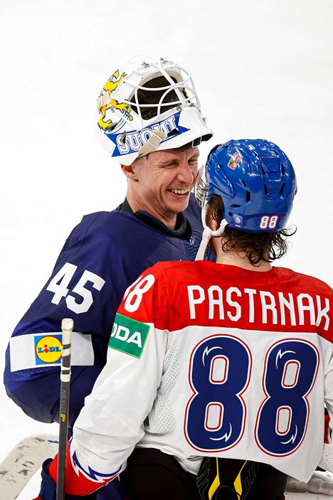 Jussi Olkinuora ja David Pastrnak jutustelivat pelin päätyttyä.