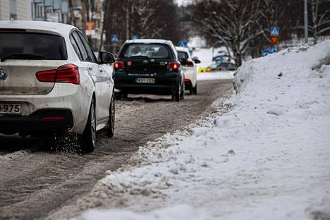 Lunta on Tampereella tänä talvena reilusti. Esimerkiksi Ilmatieteen laitoksen mittausasemalla Härmälässä lumensyvyys oli tiistaina 58 senttiä. Tampereen Näsijärvenkadulla oli luminen ajosää helmikuun alussa 2022.