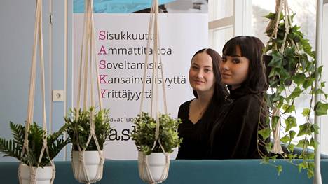 Mäntän seudun koulutuskeskuksen opiskelijat Pihla Viita-aho (edessä) ja Sini Salminen palkittiin Mänttä-Vilppulan Yrittäjäjuhlassa.