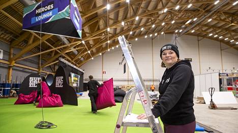 Heroes Comic Conin rakentaminen Tampereen messu- ja urheilukeskuksessa alkoi toden teolla keskiviikkona. Paikalla oli muun muassa vastaava tuottaja Ida Kuningas.