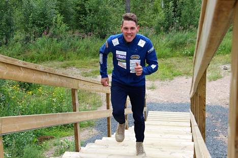 Maastohiihtäjä Markus Vuorela juoksi Kankaanpäässä sijaitsevan Risen liikuntapuiston kuntoportaissa kesällä 2022.