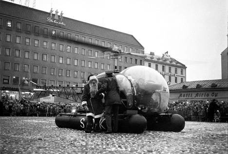Joulupukki ja pandakarhuhahmo laskeutuivat helikopterilla Porin torille SOK:n tapahtumassa vuonna 1958. 