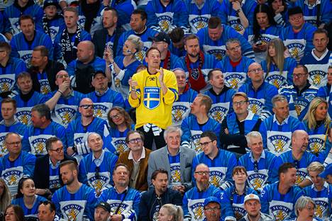Sinnikäs ruotsalaiskannattaja sai lopulta juhlia Suomi-fanien keskellä voittoa keskiviikkona.