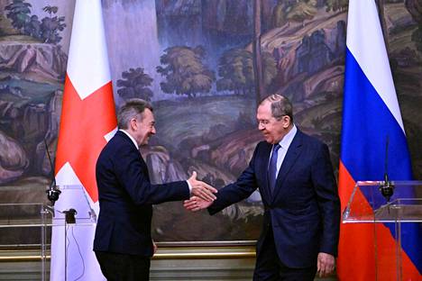 Twitterissä on levinnyt kiukkuisia päivityksiä kuvista, joissa ICRC:n puheenjohtaja Peter Maurer (vas.) on yhdessä Venäjän ulkoministerin Sergei Lavrovin kanssa. Maurer oli muutamia päiviä sitten vierailulla Venäjällä.