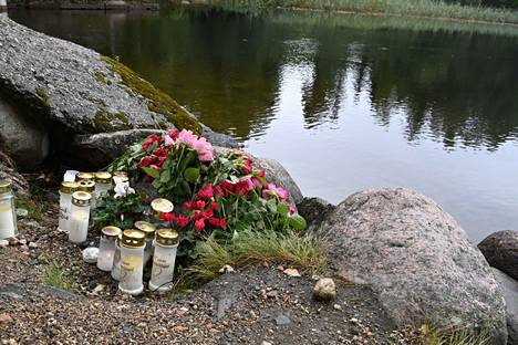 Asikkalassa surmatun taksinkuljettajan muistoksi Salonsaaren sillan kupeeseen oli 22. elokuuta tuotu kukkia ja kynttilöitä. 