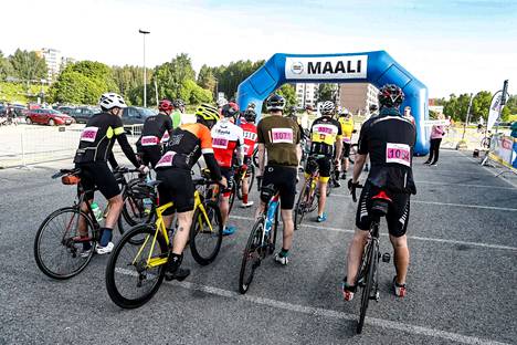 Ensimmäiset polkijat lähtivät matkaan pienissä ryhmissä, joiden keskinopeus on suunnilleen sama. Suomen suurin pyöräilytapahtuma Pirkan pyöräily järjestetään nyt 45. kerran.