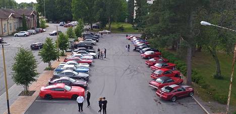 Yyterin kylpylähotellilla pääsee lauantaina katselemaan eri vuosimallien Ford Mustangeja. 