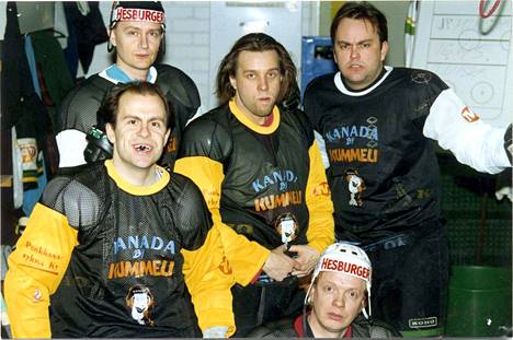 Kummelien jääkiekkojoukkue Matti Grönberg (vas.), Timo Kahilainen, Heikki Hela, Heikki Silvennoinen ja Olli Keskinen vuonna 1998.
