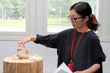 Japanilaisamerikkalainen Kaori Yamashita esittelee perinteistä japanilaista kintsugi-tekniikkaa, jota on hyödyntänyt omissa teoksissaan. Tekniikalla korjataan rikkoontunutta keramiikkaa siten, että korjatut kohdat jäävät saumoina näkyviin.