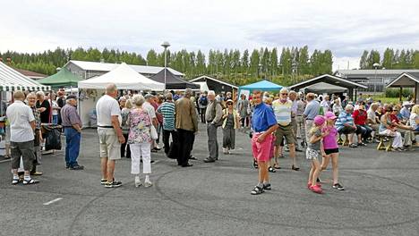 Väkeä Sastamalan kylämarkkinoilla vuonna 2018.