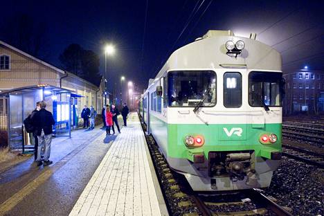 Kirjoittaja toteaa, että lähijunaliikenteen palauttamisesta Varsinais-Suomeen on haaveiltu kohta 30 vuotta. 