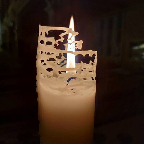 Pimeisiin hetkiin joulun kynttilät luovat valoa. Kristuksen valoa, jotta pimeinkään hetki ei olisi sysipimeää.