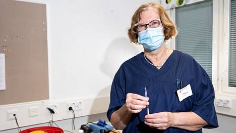 Marianne Joutvuo tuli eläkkeeltä koronarokottajaksi. Hän aloitti toukokuussa Ratinassa, ja jatkaa nyt rokottamista Hatanpään uudessa rokotusyksikössä.