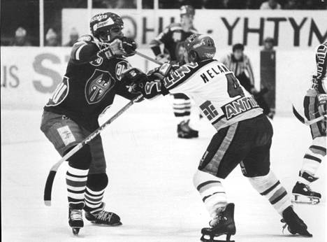 Hannu Helander kamppaili urallaan molemmilla puolilla Tampereen paikallispeleissä. Vuonna 1979 päällä oli Ilves-nuttu ja vastassa kirvesikoni Pekka Marjamäki.