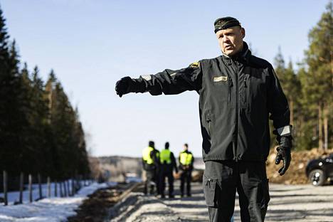 Kaakkois-Suomen rajavartioston komentaja Mika Rytkönen esitteli raja-aidan paikkaa Imatralla lähellä Pelkolan rajanylityspaikkaa.