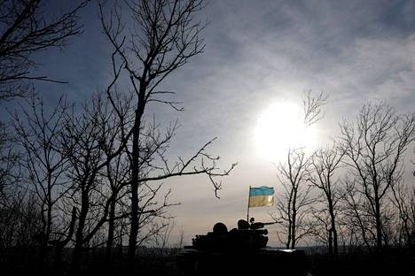 Ukrainan lippu liehui vasten pilvistä taivasta Bahmutissa tiistaina 10. tammikuuta. Venäjä väittää, että se on valloittanut lähellä Bahmutia sijaitsevan Soledarin pikkukaupungin. 