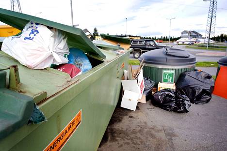 Lajittelun ja kierrätyksen lisääntyessä kiinteistökohtaisesti vähenevät paineet usein ylikuormitetuilla kierrätyspisteillä. Arkistokuva.