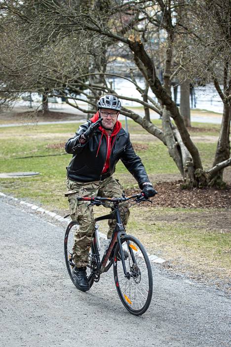 Koskipuistossa sunnuntaina pyöräillyt Ane Jääskeläinen on pyöräillyt ahkerasti jo ainakin kymmenen vuoden ajan. Autoilijat väistävät hänen mukaansa pyöräilijöitä nykyään huomattavasti paremmin kuin ennen. Parantamisen varaa Tampereella hän löytää pyörätelineistä, joiden pitäisi olla sellaisia, joihin pyörän rungon saa kiinni.