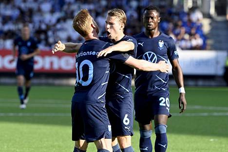Ruotsin suurseura Malmö FF nähdään miesten Mestarien liigassa tällä kaudella. Kuva HJK-vieraspelistä aiemmalta kierrokselta, kuvassa Anders Christiansen (vasemmalla) tuulettaa Oscar Lewickin ja Bonke Innocentin kanssa.