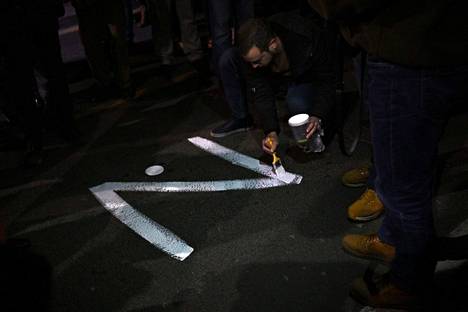 Mielenosoittaja maalasi Z-kirjaimen katuun perjantaina ääroikeiston Venäjää tukevassa mielenosoituksessa Belgradissa. 