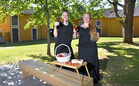 Kulttuurikuppila Brummin kesäkahvila Laura ( Noora Pohjola ja Piia Kalliala) kutsuu piknikille Rauman taidemuseon pihaan. Kuva: Juha Sinisalo