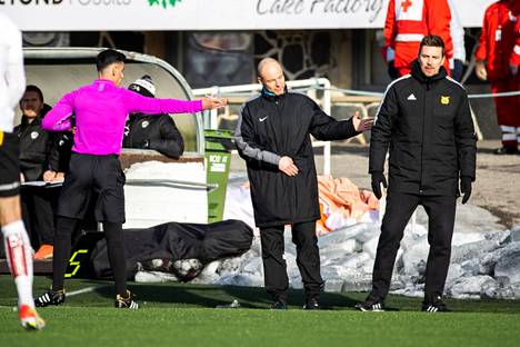 Ilveksen päävalmentaja Toni Kallio (oikealla) joutuu miettimään, miten ryhmittää keskikenttänsä loukkaantumisten vuoksi. Kuva kauden avauspelistä 2. huhtikuuta.
