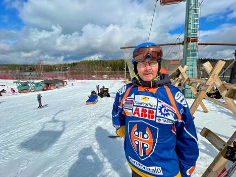 Jämsäläinen Tappara fani Esko Rantanen oli pukeutunut viimeisenä laskettelupäivänä asianmukaisesti. Menneen talven aikana hän viihtyi hyvin rinteessä. Laskuja tuli yli 1 700.
