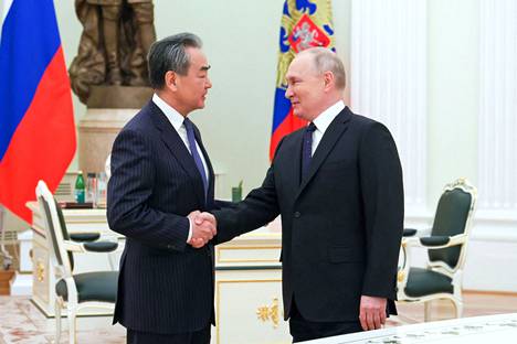 Kiinan Wang Yi tapasi Venäjän presidentin Vladimir Putinin Moskovassa keskiviikkona 22. helmikuuta.