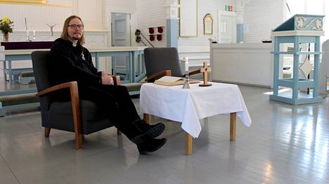 Mänttä-Vilppulan seurakunnan seurakuntapastori Matti Kivilahden vetämät nojatuolikirkot tuovat esiin erilaisen tavan toteuttaa jumalanpalvelus.