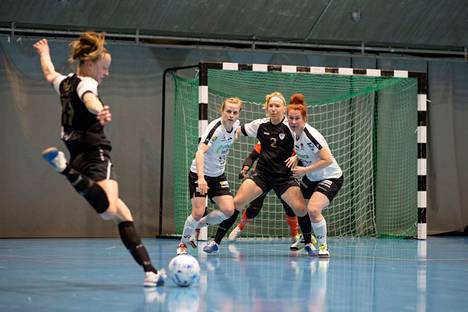 GFT haki Porista voiton 3–1. Tässä palloa tykittää espoolaisten Maria Mäntylä.