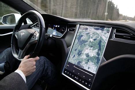 Kosketusnäyttöjä tulvii nyt uusiin autoihin. Teslassa näyttö on valtava.