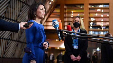 Saksan ulkoministeri Annalena Baerbock puhui medialle EU-maiden ulkoministerien kokouksen yhteydessä Brysselissä maanantaina 13. joulukuuta.