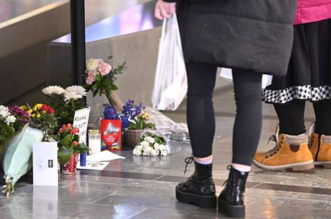 Espoossa kauppakeskus Isoon Omenaan oli tuotu kynttilöitä ja kukkia siellä menehtyneen naisen muistoksi tiistaina 10. tammikuuta.