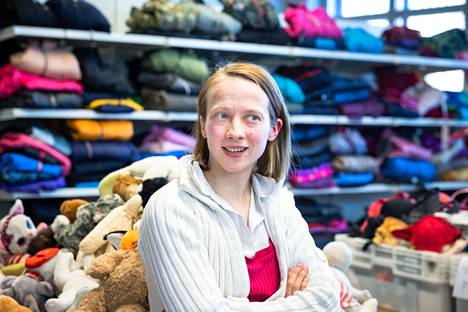 Johanna Pihlajamäki on toimittanut tavaralahjoituksia Suomeen tulleille ukrainalaisille sodan alusta lähtien. Hän kertoo tehneensä hyväntekeväisyystyötä täysipäiväisesti.
