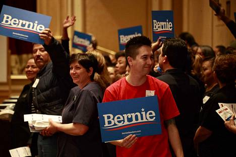 Sandersin kannattajien riemua Las Vegasin vaalikokouksessa kasinohotelli Bellagiossa