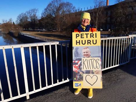 Satakunnan kuuluisin ja uhrautuvin vaalityöntekijä lienee kansanedustaja Petri Hurun sisko Nina Huru, joka ei jättänyt ”elävän vaalimainoksen” paikkaansa Porin sillalla edes vaalien jälkeisenä maanantaina. Porissa perussuomalaisten kannatus oli 25,4 prosenttia.