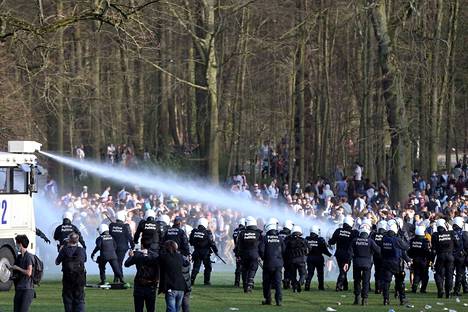 Aprillipila päättyi kaaokseen Brysselissä, kun poliisi joutui hajottamaan kyynelkaasun ja vesitykin voimin puistoon kokoontuneen väkijoukon, joka oli saapunut paikalle sosiaalisessa mediassa mainostetun konsertin toivossa.