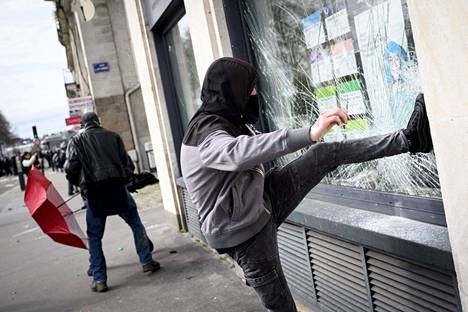 Mielenosoittaja potkaisi ikkunan sisään Nantesissa keskiviikkona.