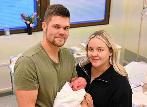 Teemu Laine ja Lotta Ruhala ovat vuoden ensimmäisen janakkalalaisen onnelliset vanhemmat. Tyttövauva tuli maailmaan loppiaisaattona. 