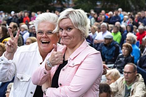Sannamaria Salli (vas.) ja Taina Kanerva kuuntelivat, nautiskelivat ja ihmettelivät iltaa Tampere Filharmonian konsertoidessa Sorsapuistossa.