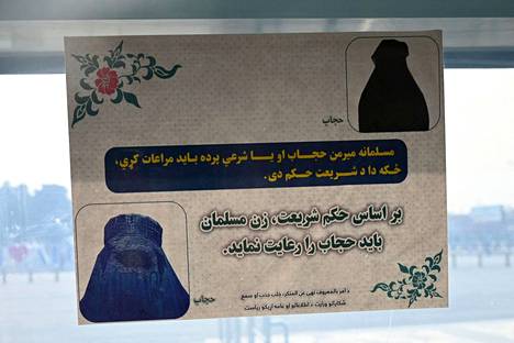 Kabulin lentokentällä oleva juliste, jolla määrätään naisia pitämään hijab-huivia.